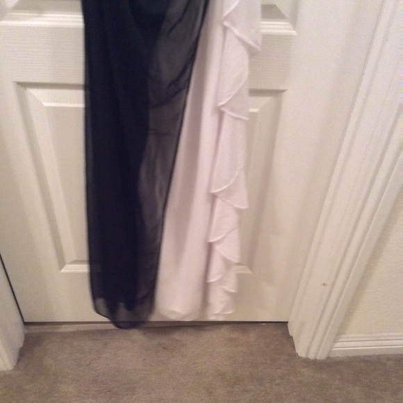 BLACK AND WHITE LIKE NEW FORMAL DRESS - Picture 10 of 11